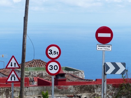 Teveel aanwijzingen wekken slechts wrevel op  (Tenerife). Foto: Bram van den Oudenalder 